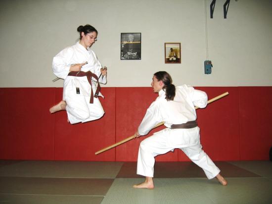 Kobudo attaque bo esquive en sautant